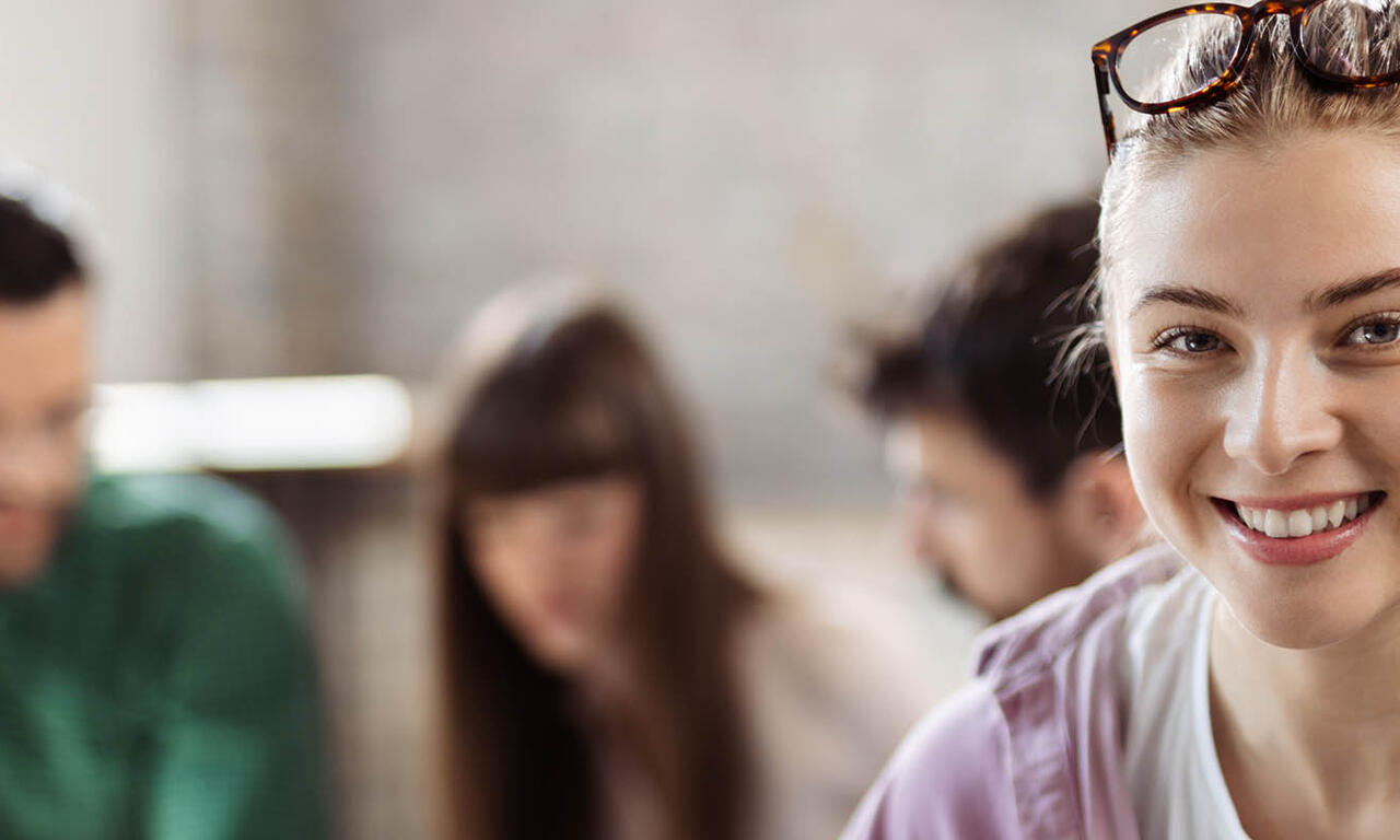 Glad ung kvinna student Banner TF