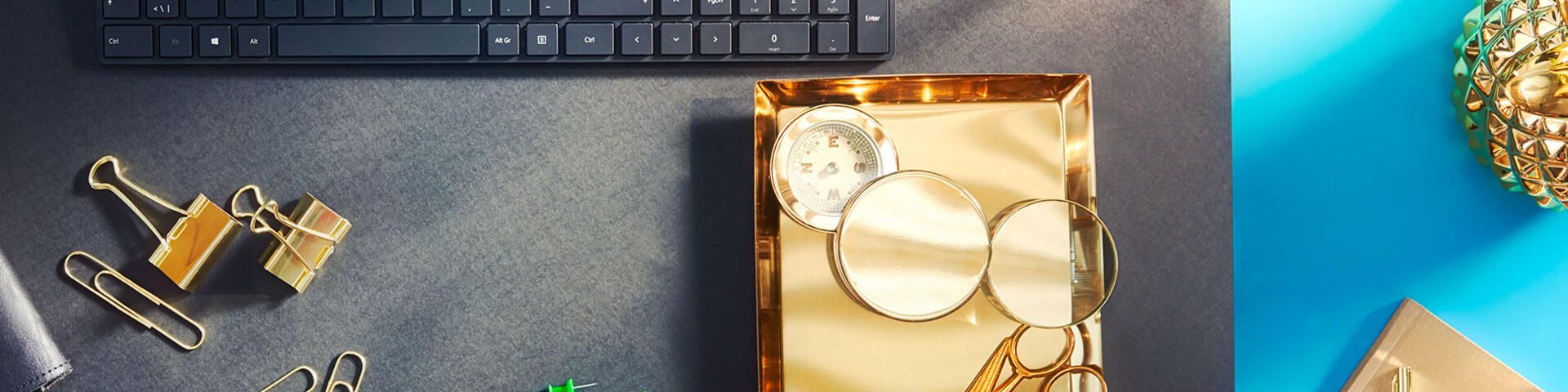 Ett skrivbord som innehåller ovanligt många föremål i guld, som illustrerar allt om din lön
