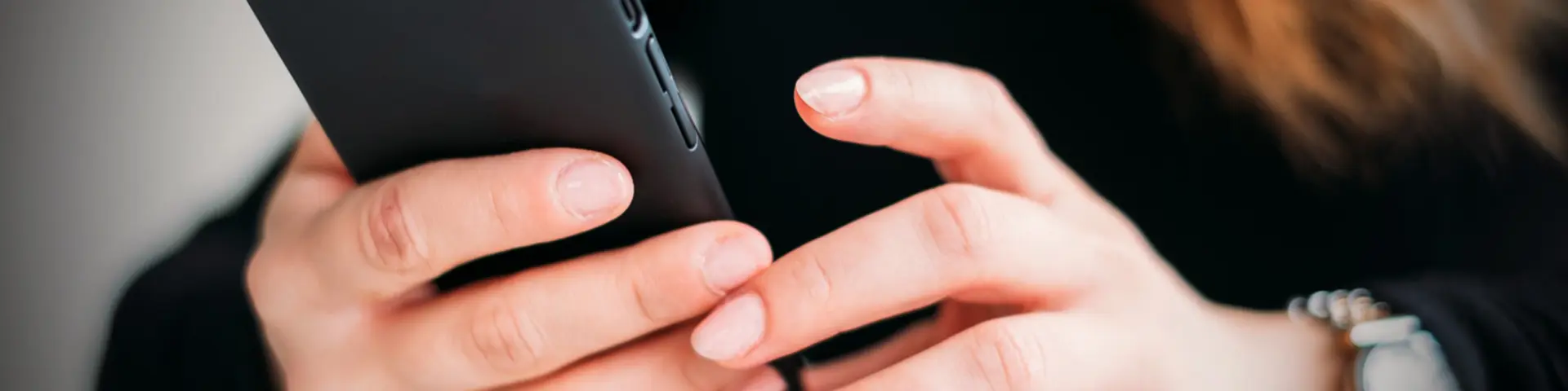 händer som håller i mobil