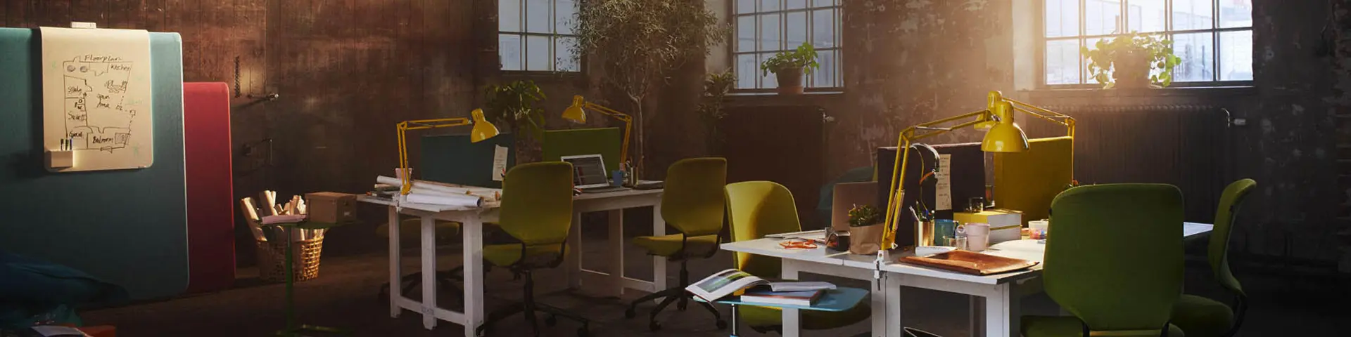 Stolar och bord på ett kontor