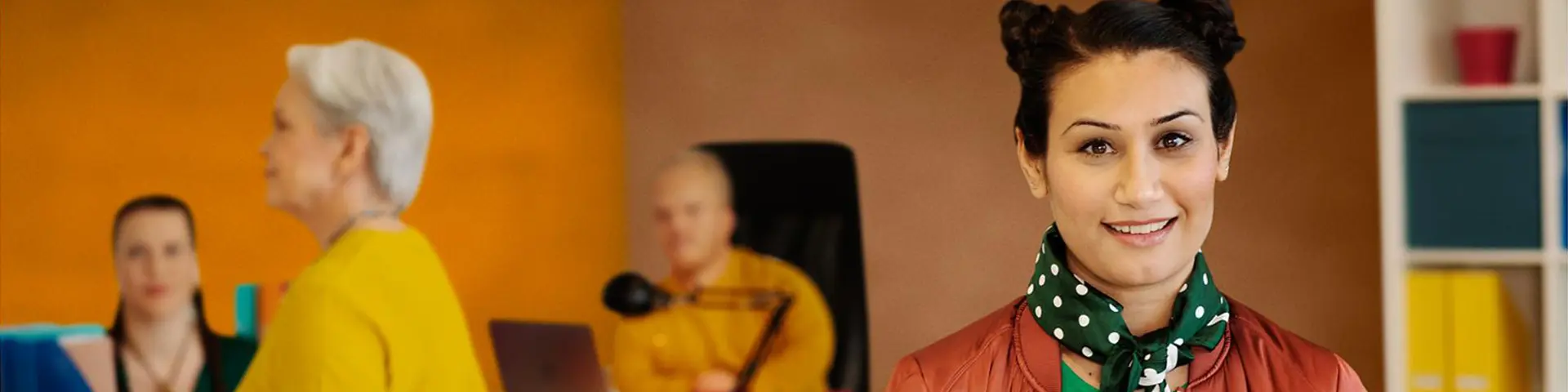 Leende människor i kontorsmiljö