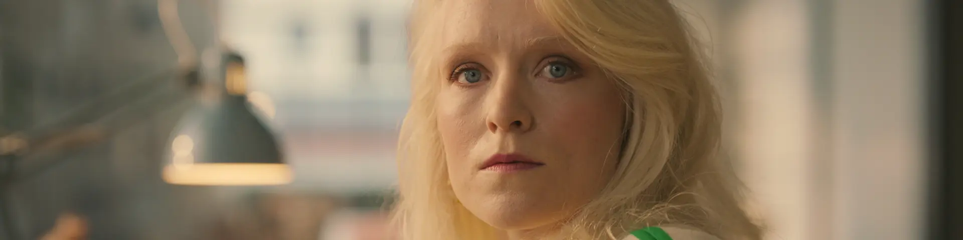 Kvinna som sitter vid sitt skrivbord och ser oroad ut