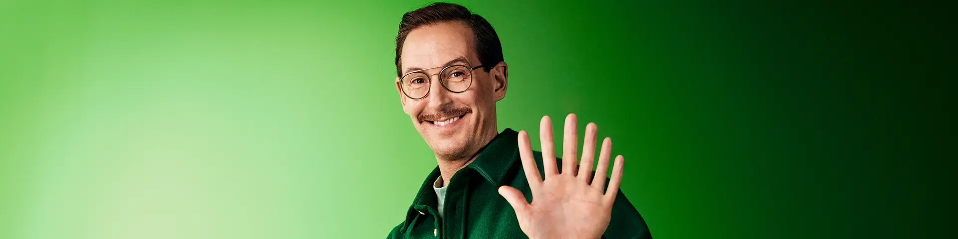 Man med sju fingrar håller upp sin hand