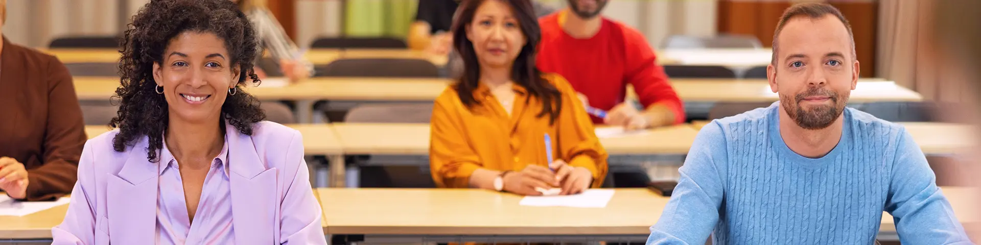 Vuxna människor i skolbänkar