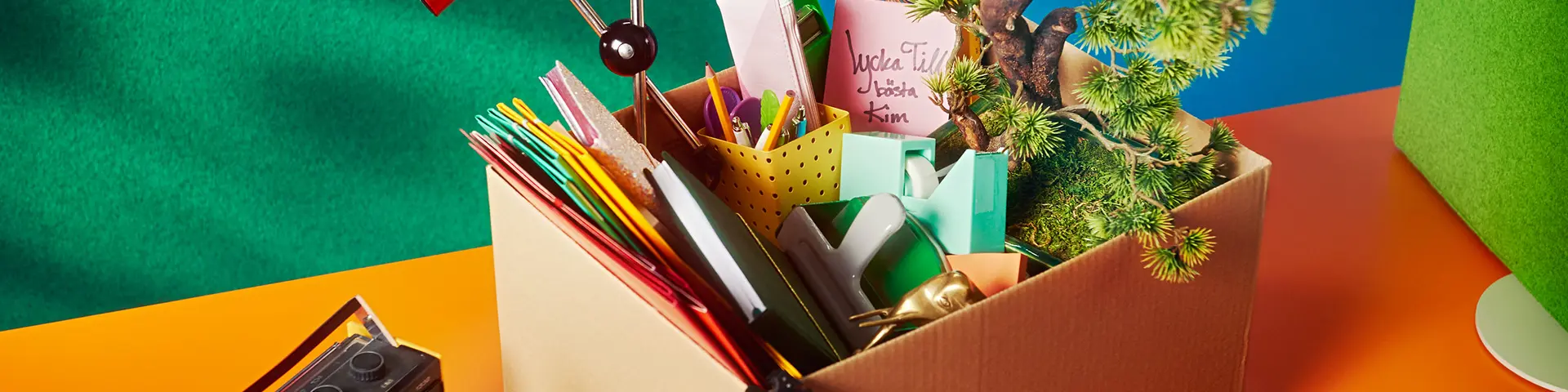 Kartong med saker från en kontorsplats