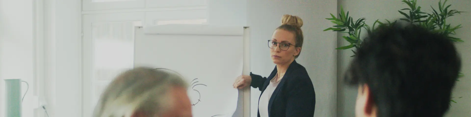 Kvinna som lite uppgivet försöker hålla en presentation.