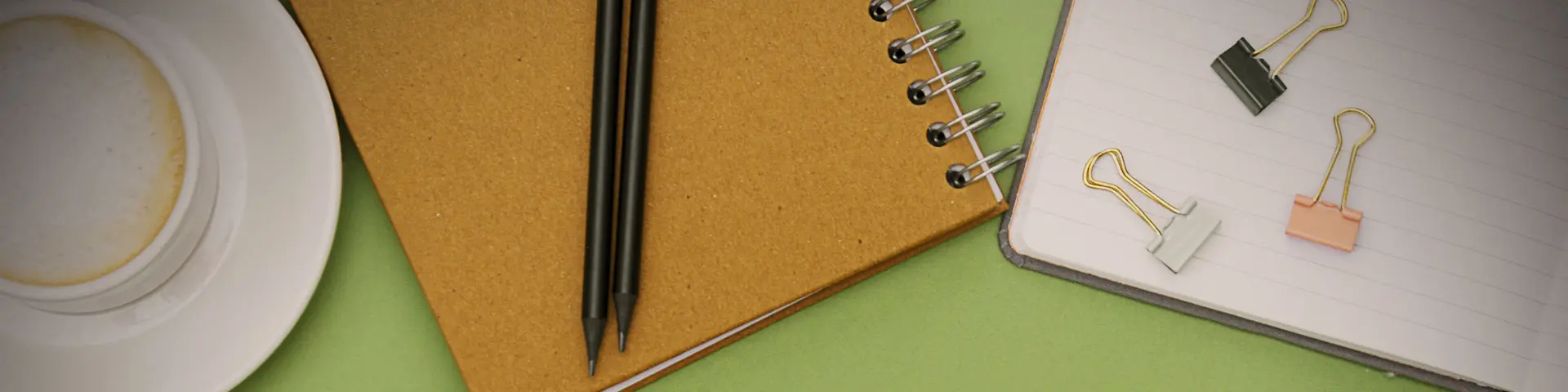 Kaffekopp och skrivblock