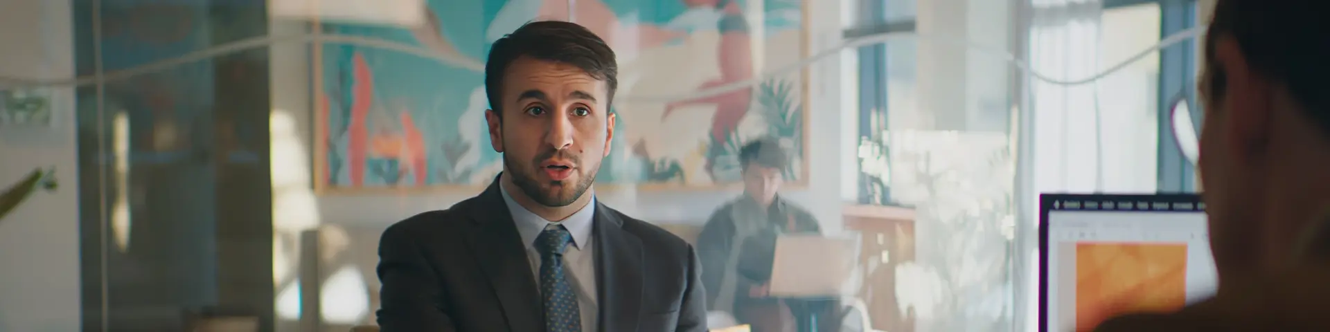 En man i kostym som er osäker ut.