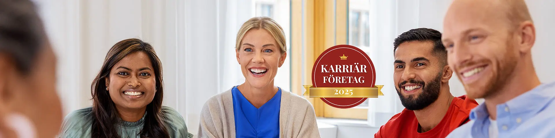Bild människor runt ett bord och bild på utmärkelsen Karriärföretag 2025
