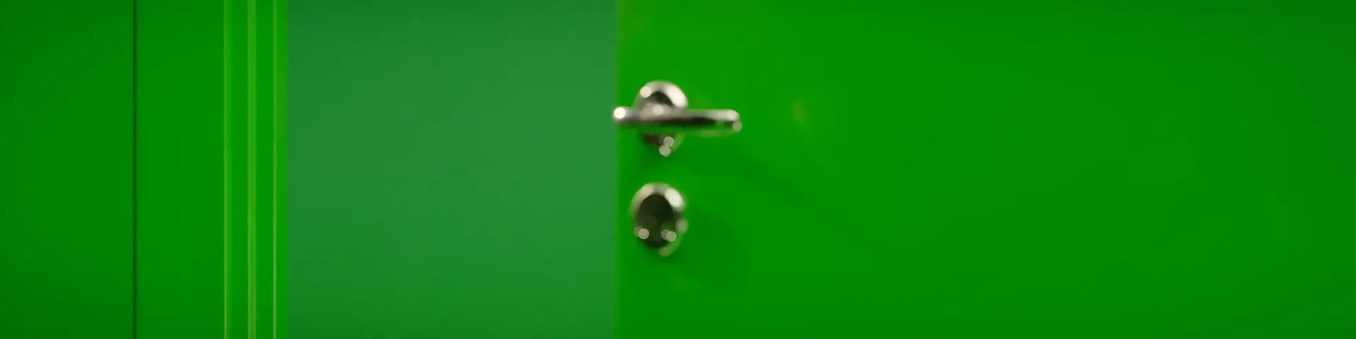 Handtag på en grön dörr