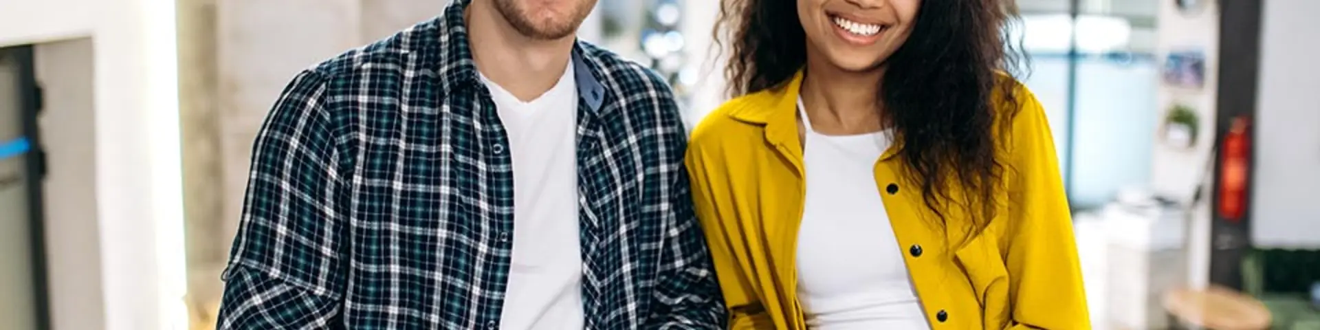 Första jobbet - glad yngre man och kvinna