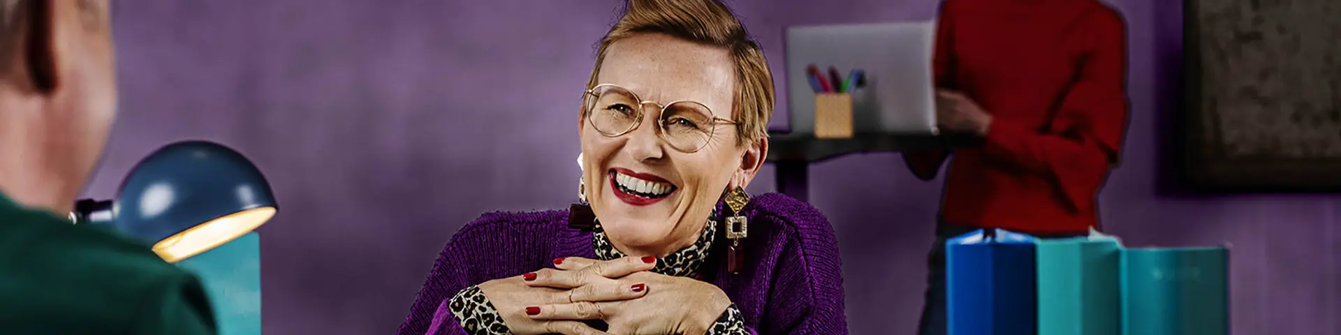 Två personer pratar