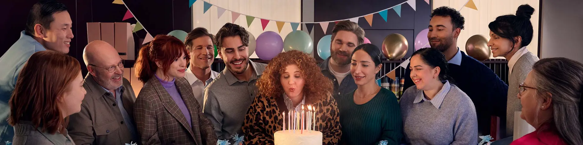 Flera människor firar på kontor