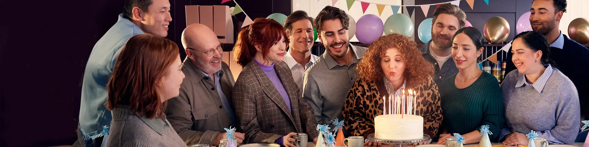 Kollegor firar med tårta. Ta chansen att bli fackligt ombud på din arbetsplats