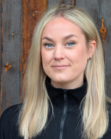 Porträtt av Sofia Eriksson, långt blont hår, blå ögon, leende
