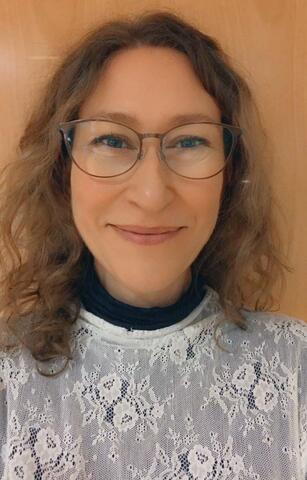 Jenny Englund i axellångt hår, glasögon och vit spetsblus