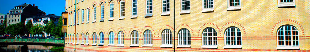 Närbild på byggnaden Viskaholm i Borås