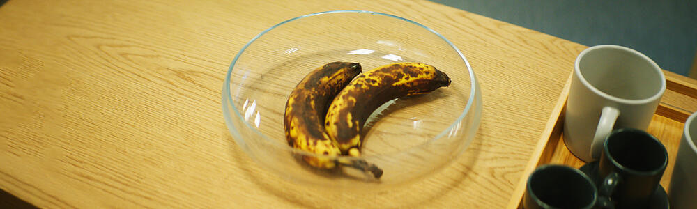 Gamla bananer i en skål