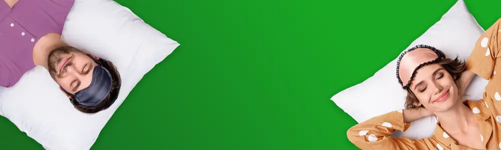 Man och kvinna vilar avslappnat på varsin kudde.