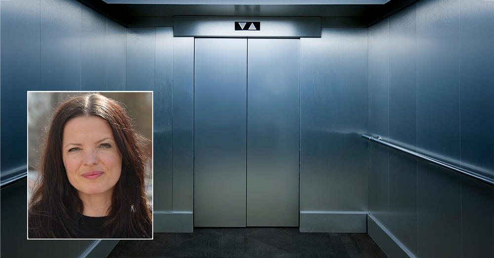 Stresscoachen Caroline Wiklund, infälld bild, fastnade i hissen.