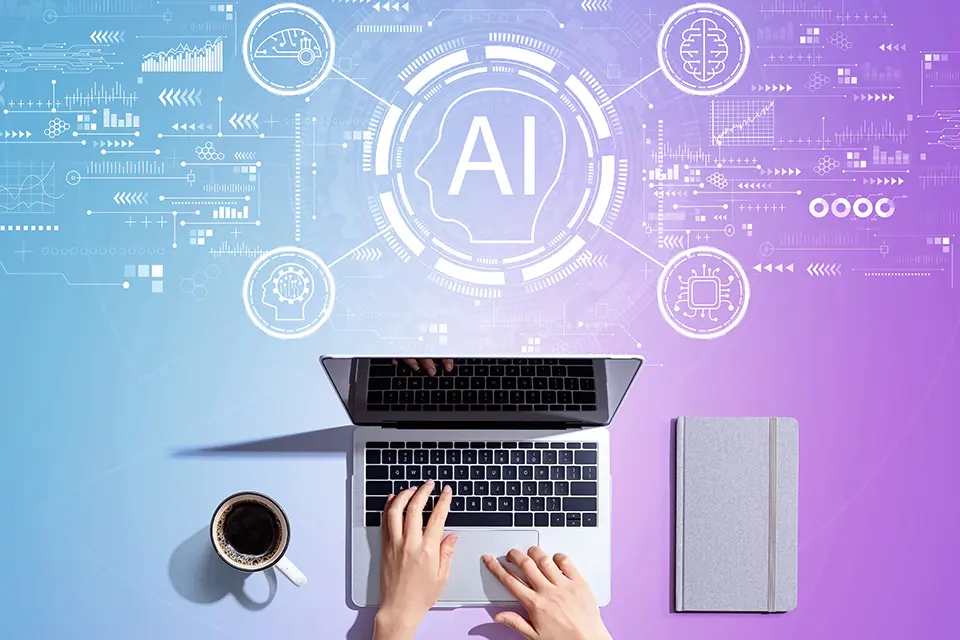 Händer på en laptop, som jobbar i ett "AI-moln" 