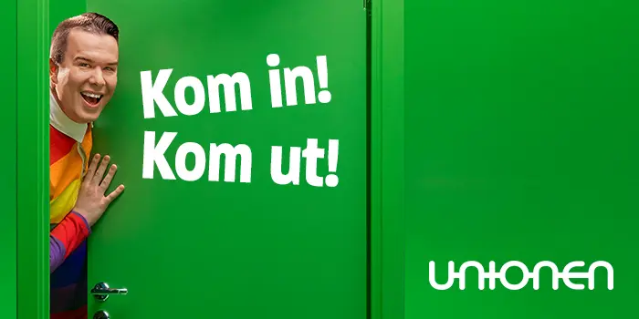 Farao Groth tittar ut bakom grön dörr