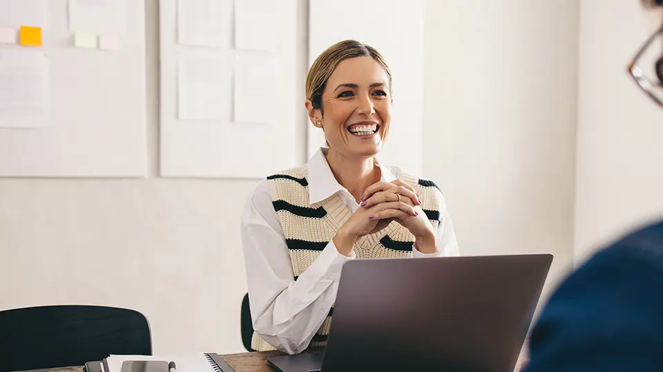Kvinnlig chef som är glad