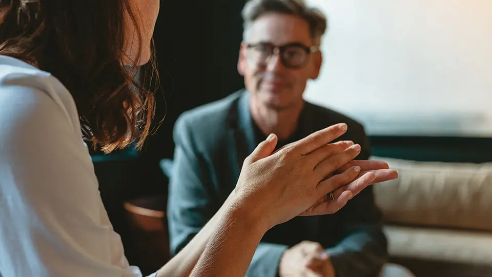 En kvinna och man som samtalar på jobbet.