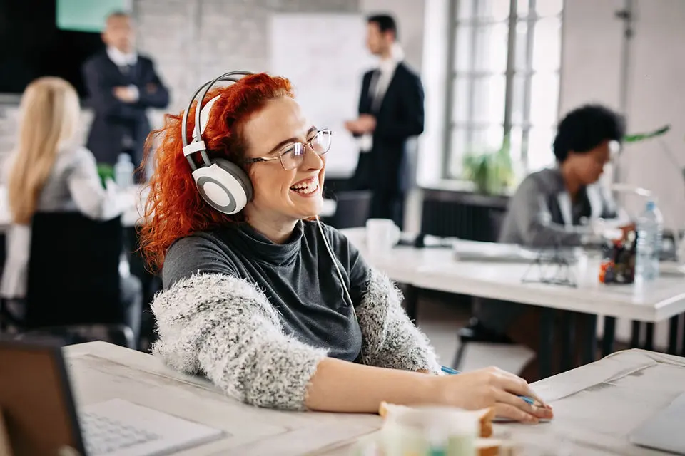 Glad tjej med hörlurar