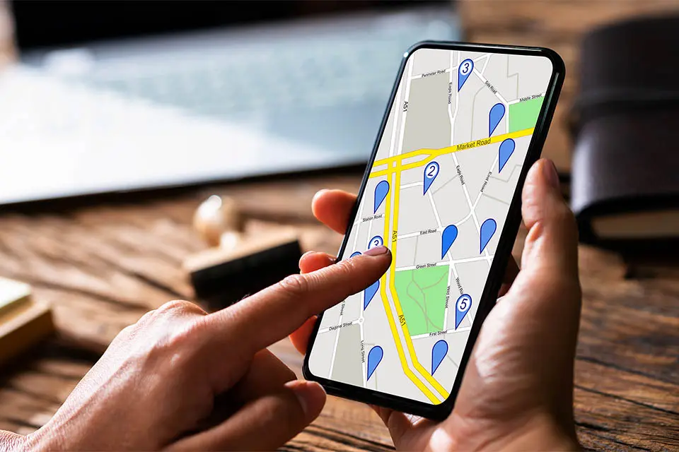 Person kollar gps-position i mobil