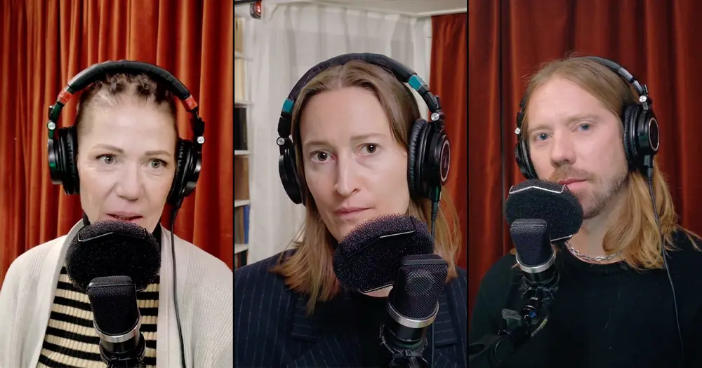Tre personer sitter vid mikrofoner och spelar in en podcast.