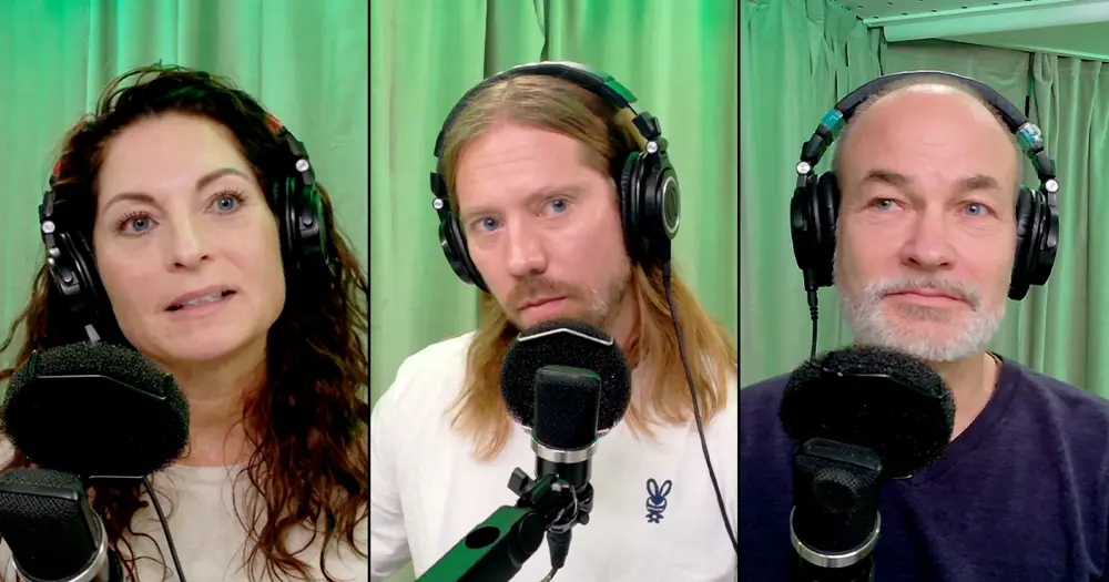 Tre personer samtalar med varandra under en poddinspelning.