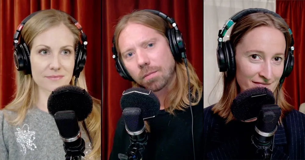 Tre personer samtalar med varandra under en poddinspelning.