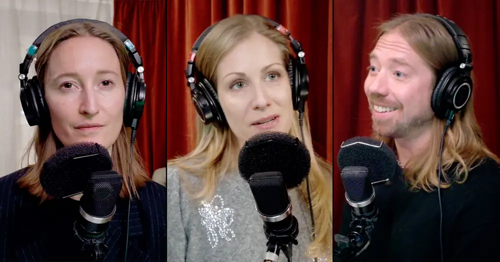 Tre personer samtalar med varandra under inspelningen av en podcast.