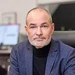 Man i kort hår och skägg