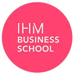 Rosa cirkel med vit text IHM Business School