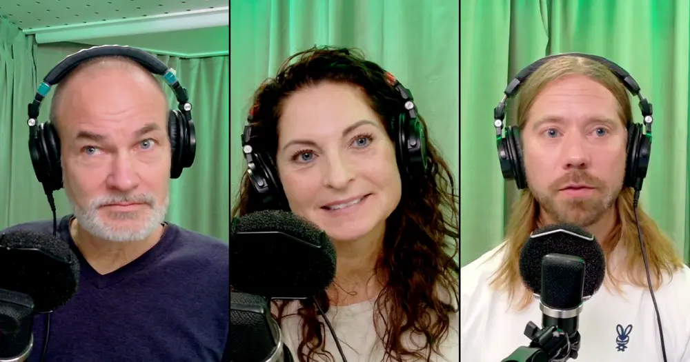 Tre personer pratar med varandra under en poddinspelning.