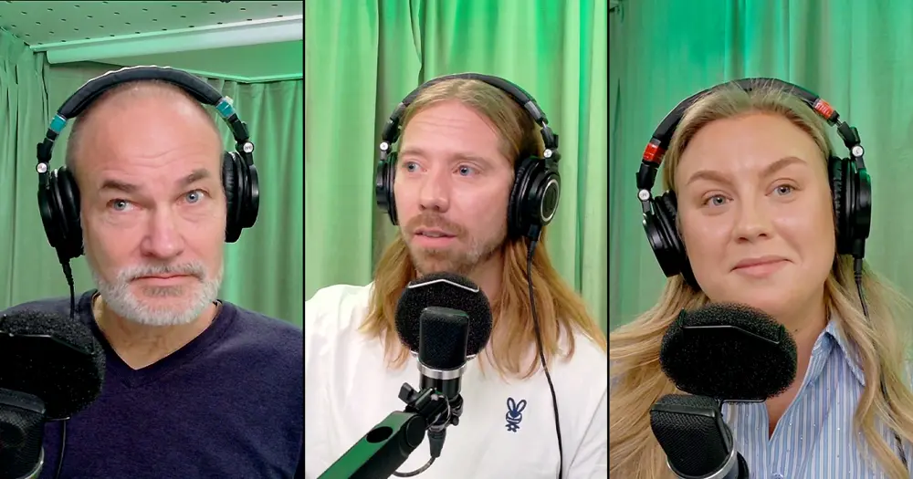 Tre personer samtalar med varandra under en poddinspelning.