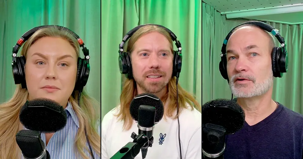 Tre personer samtalar med varandra under en poddinspelning.