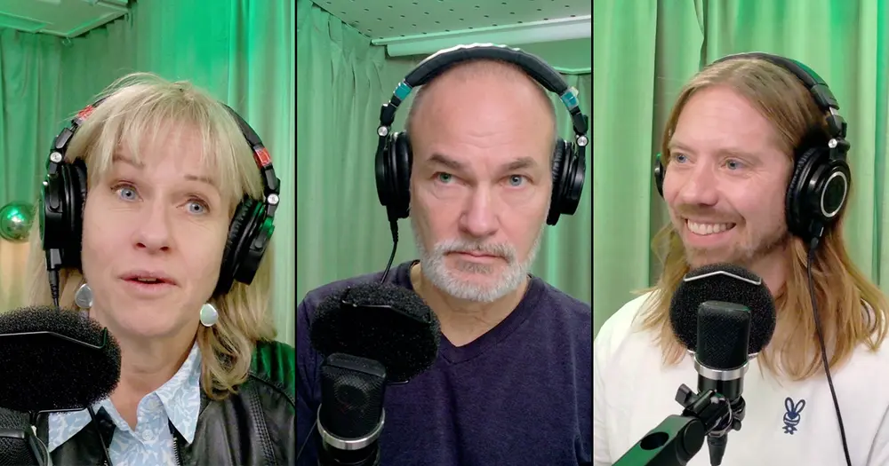 Tre personer samtalar med varandra under en poddinspelning.