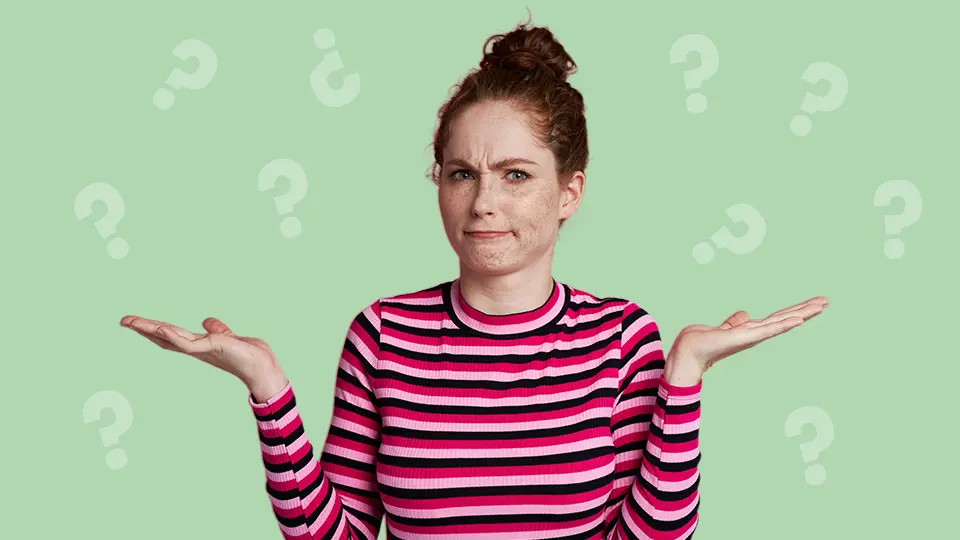 Kvinna i rödrandig tröja som ser fundersam ut. 