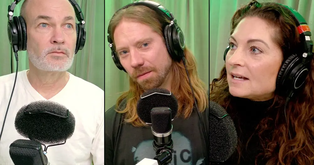Tre personer samtalar med varandra under inspelningen av en podcast.