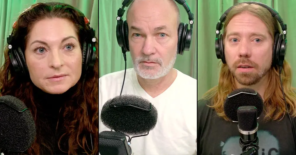 Tre personer samtalar med varandra under en podcastinspelning.