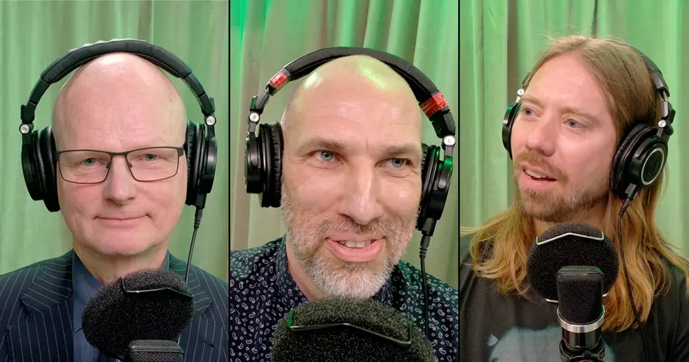 Tre personer samtalar med varandra under inspelningen av en podcast.