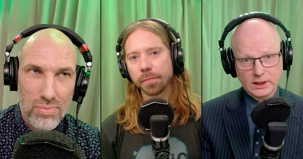 Tre personer pratar med varande under inspelningen av en podcast.