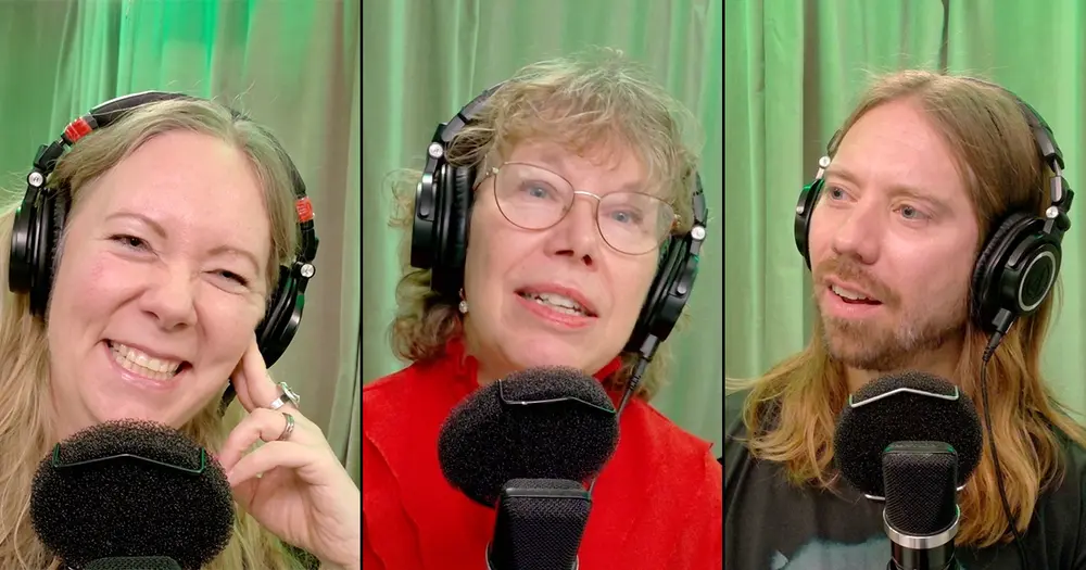 Tre personer pratar med varandra under inspelningen av en podcast.