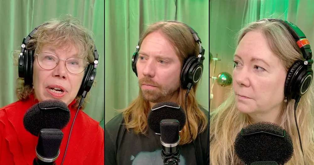 Tre personer pratar med varandra under inspelningen av en podcast.