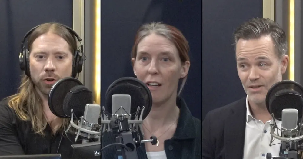 Tre personer samtalar med varandra under inspelningen av en podcast.