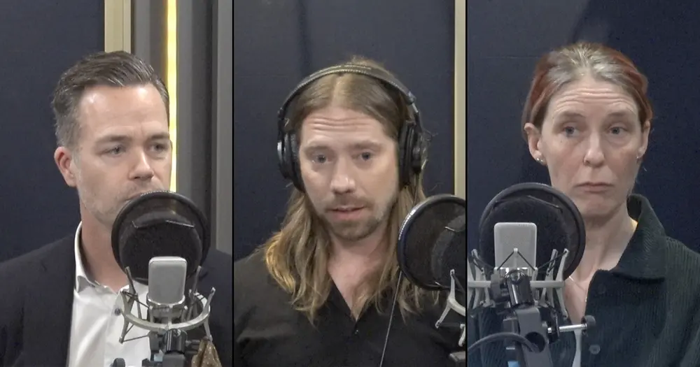 Tre personer samtalar under inspelningen av en podcast.