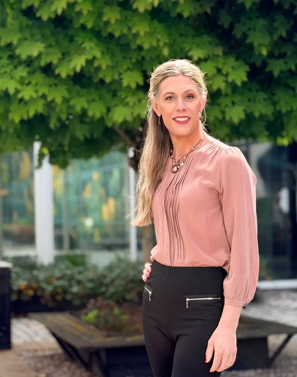Tova Öhman, i rosa skjorta och svarta byxor, Scania